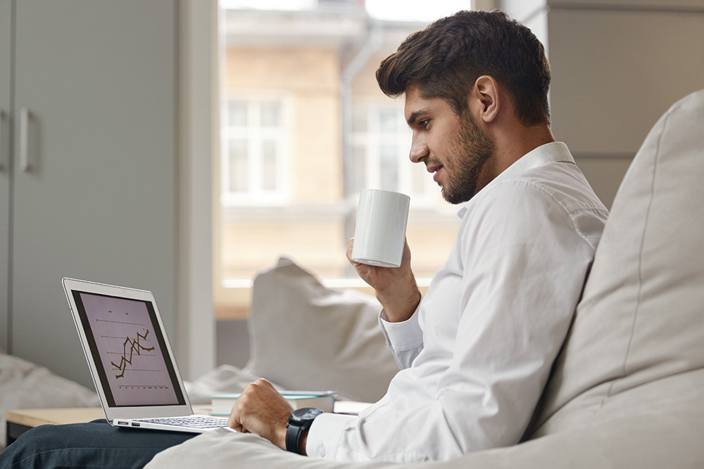 ¿Por qué la cafeína nos mantiene despiertos?