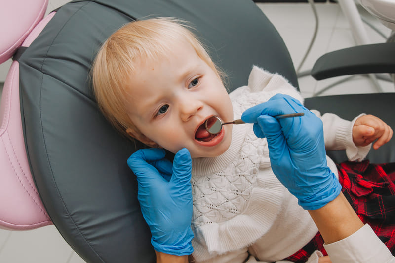 ¿Cuándo llevar a tus hijos por primera vez al dentista infantil?