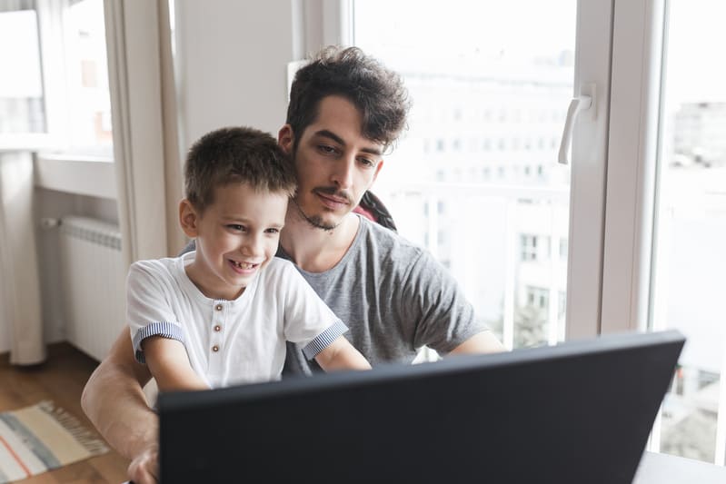 ¿Cuánto tiempo en pantallas es saludable en los niños? Infórmate