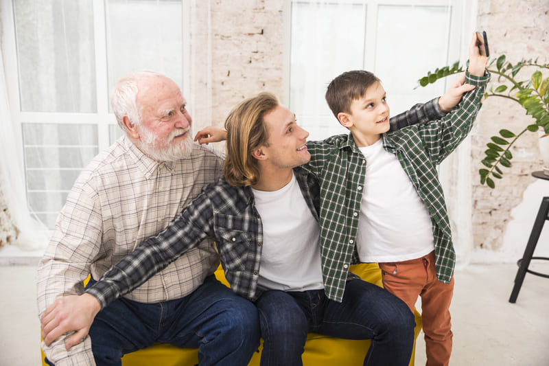 Generación sándwich: cómo cuidar a tus hijos y a tus padres con bienestar