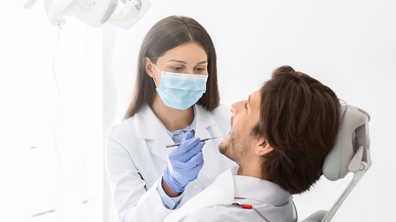 Cuida tu sonrisa: el check up dental que conviene agendar en la vida adulta
